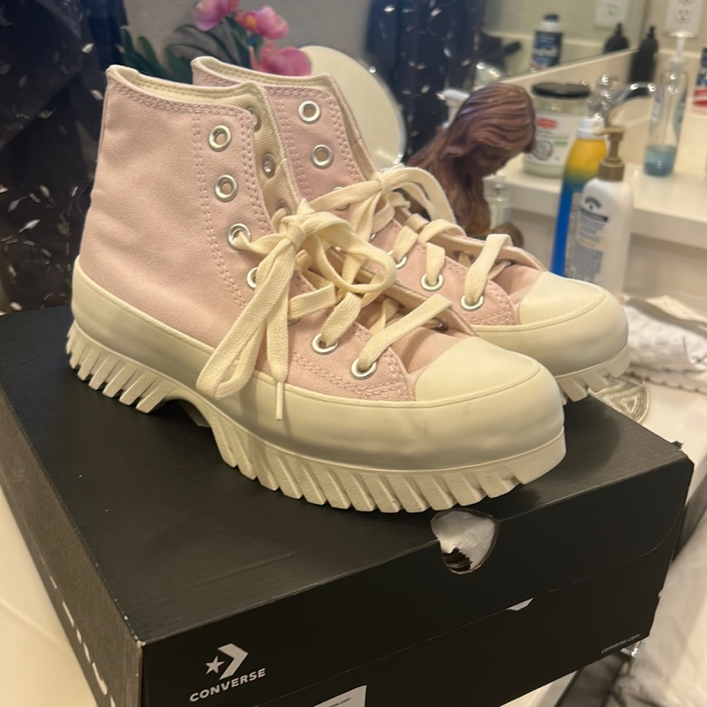 NEW unworn women’s converse